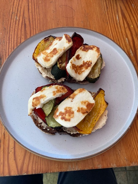 What is a really delicious veggie lunch I can make for friend coming up to see me ?