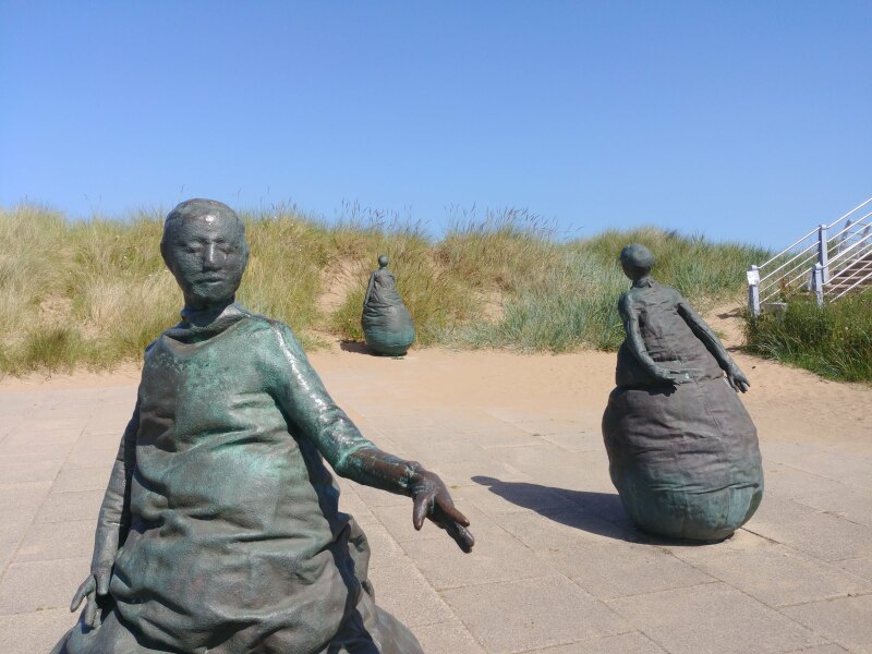 Is there anywhere in the UK, that has a lovely sandy beach and is also a buzzy city.?