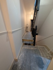 Should dado rail follow floor or ceiling?