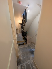 Should dado rail follow floor or ceiling?