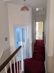 Should dado rail follow floor or ceiling?