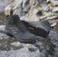 What shoes does your 14/15yesr old Ds wear in the winter?