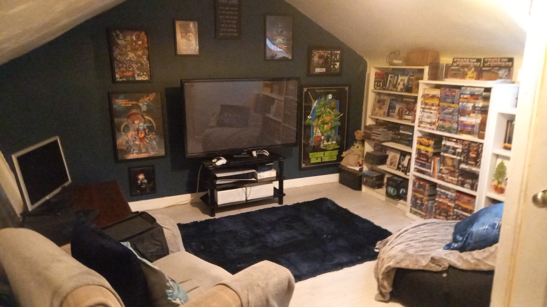 Big corner in dining room blocked hy a wall