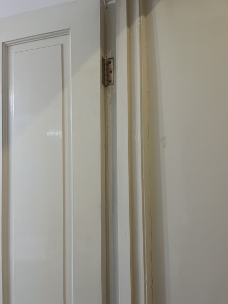 Non self-closing door hinges?
