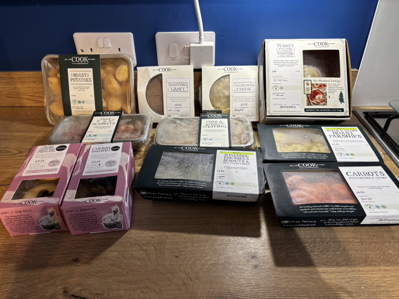 Cook Christmas Dinner for 3 - which bundle?