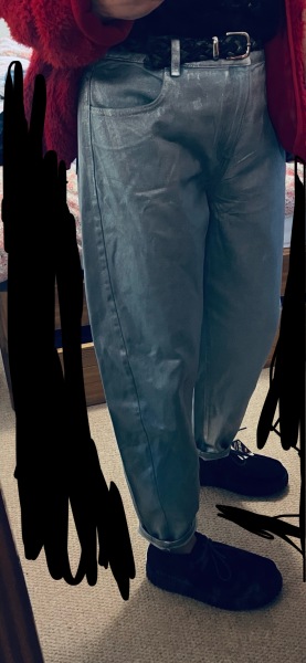 How would you style metallic barrel jeans?