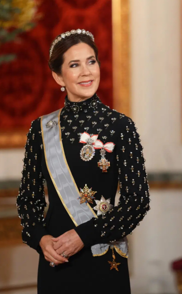 Royal Style: Welcome to the Court of the Dragon Queen!