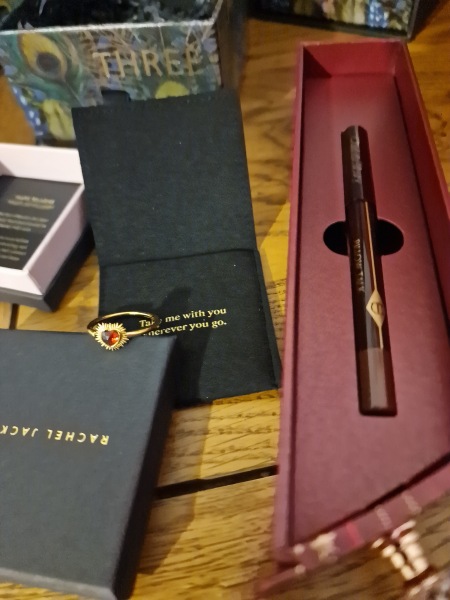 General “Waifs and Strays” Beauty Advent Calendar opening thread 2024