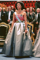 Royal Style: Welcome to the Court of the Dragon Queen!