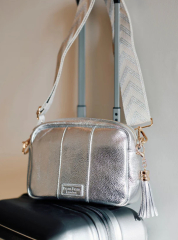 Do you like this metallic leather bag? If so which one is more for daily use?