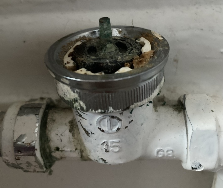 Radiator valve broken off, WTF?!