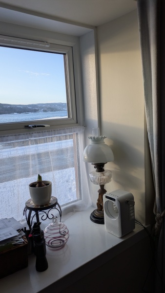 Curtains for recessed windows