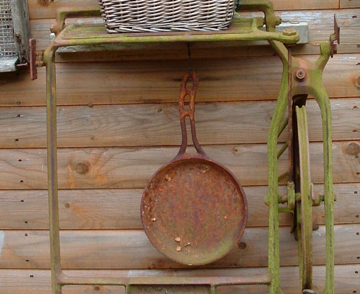 Thread 16 - TalkLair: "Well, I'm not exactly quaking in my stylish-yet-affordable boots, but there's definitely something unnatural going on here."