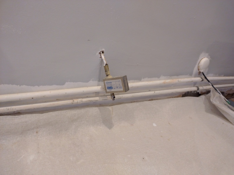 Best way to paint behind fiddly pipes?