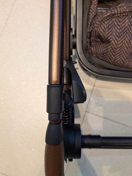 Cosatto Wow 3 auto lock