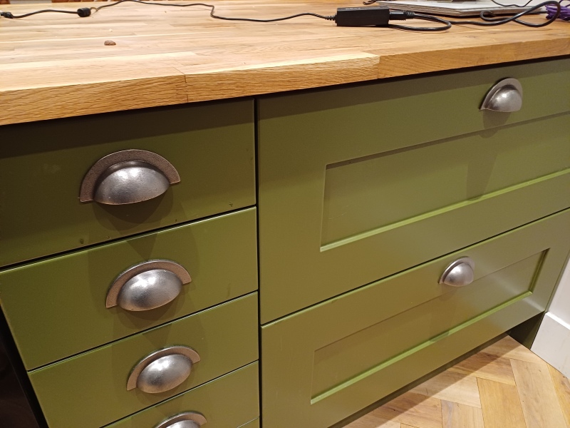If you have a green kitchen what colour cupboard handles do you have?