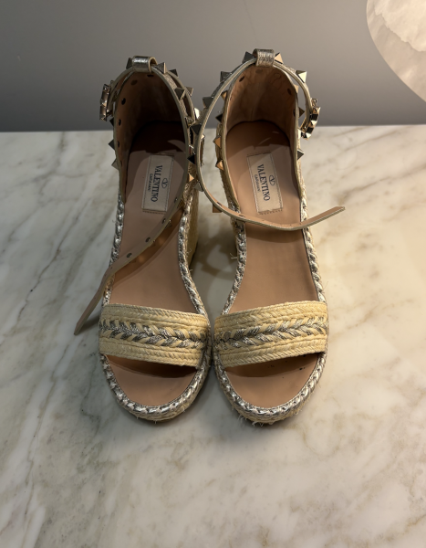 What shoes with this dress?