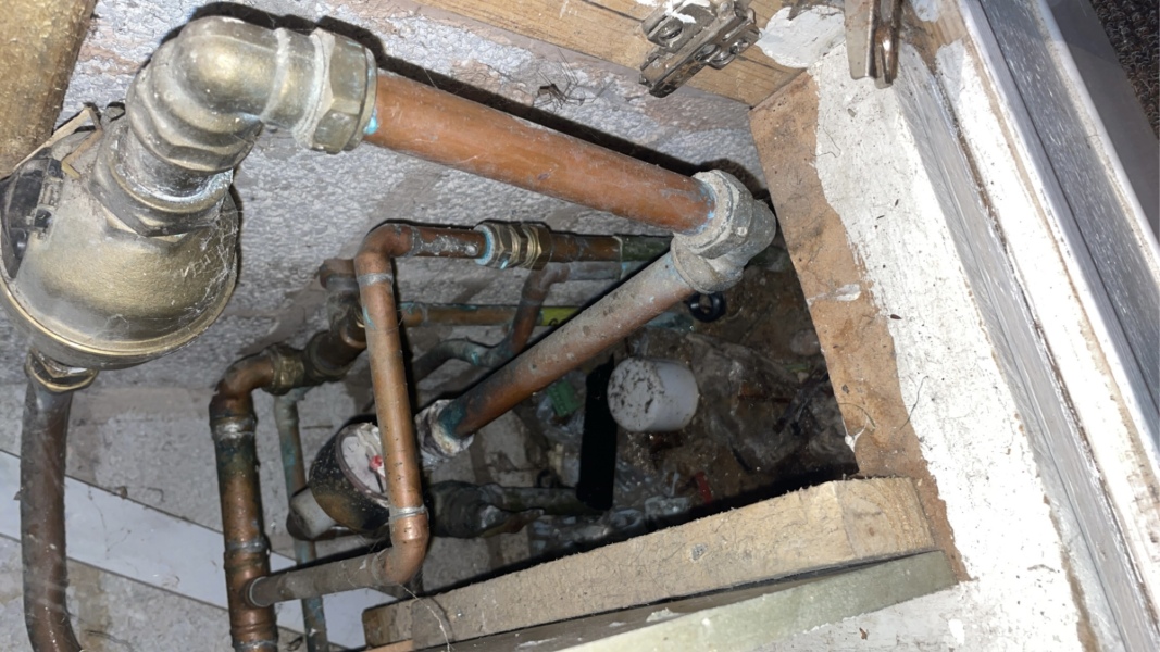 WWYD? UK holiday accommodation leaky pipe. Posting for traffic!