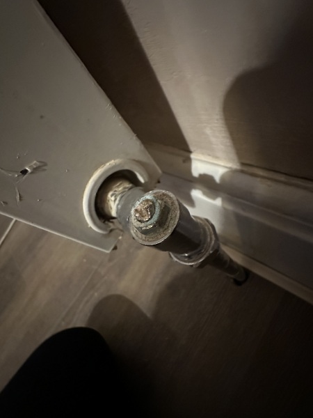 Radiator valve broken off, WTF?!