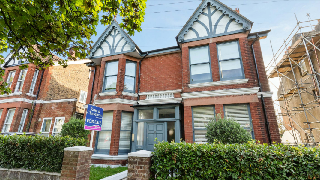 Please tell me why this flat isnt selling?