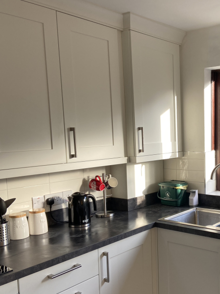 Anyone got tall kitchen cabinets to the ceiling?