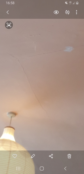 Vertical crack between windows - picture