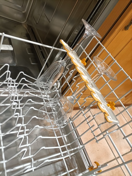Dishwasher that fits wine glasses