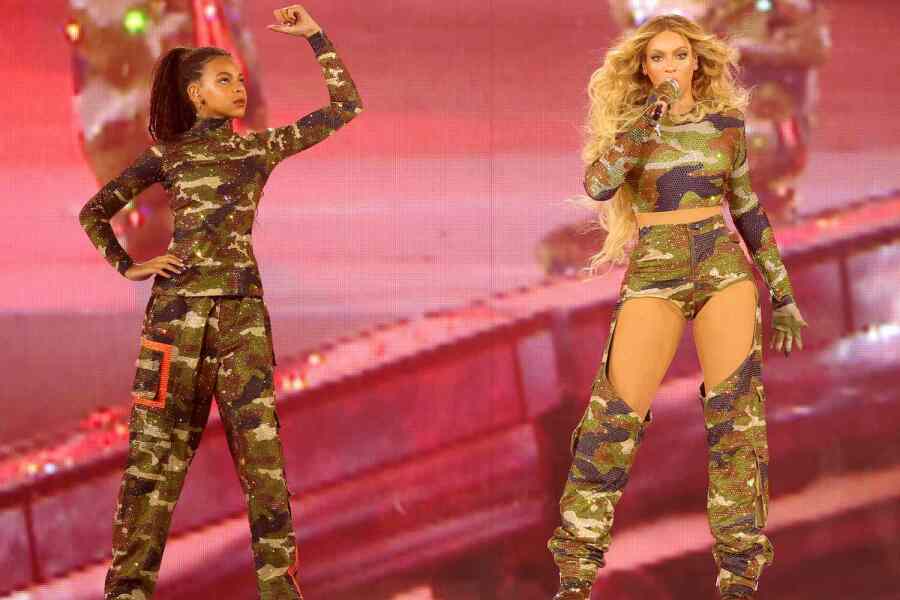Women singers singing in their knickers.