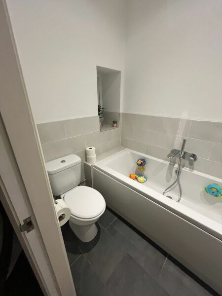 Awkward bathroom - can you have taps in the middle AND an over bath shower?