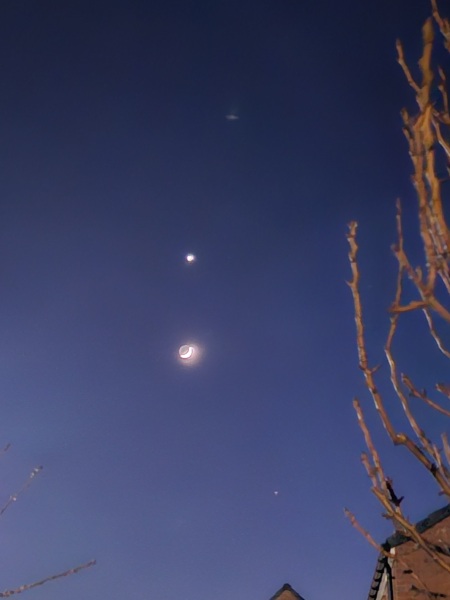 What’s the green flash above Venus?