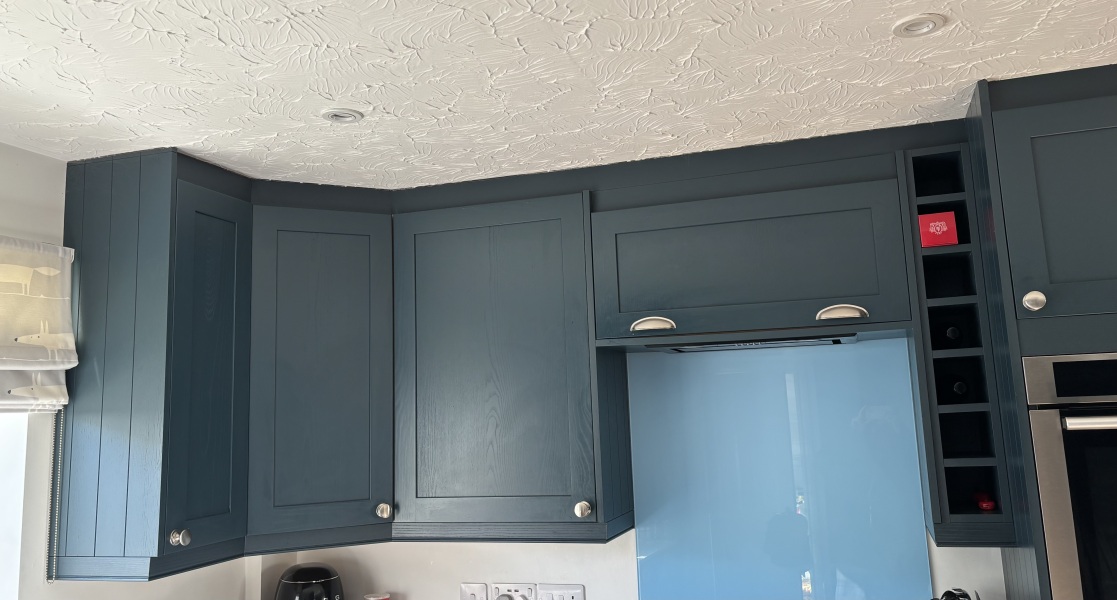 Anyone got tall kitchen cabinets to the ceiling?