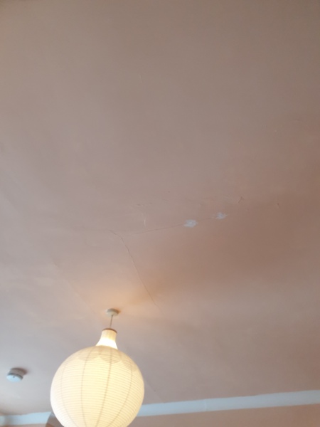 Vertical crack between windows - picture