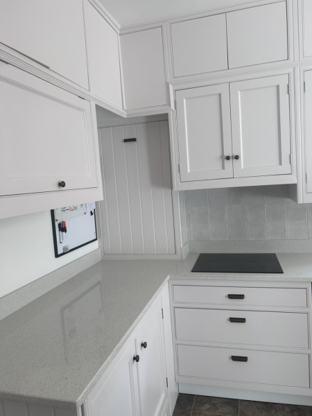 Anyone got tall kitchen cabinets to the ceiling?