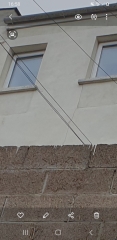 Vertical crack between windows - picture