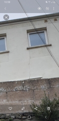 Vertical crack between windows - picture
