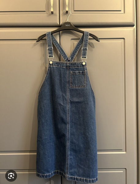 What to wear with denim pinafore dress in spring?