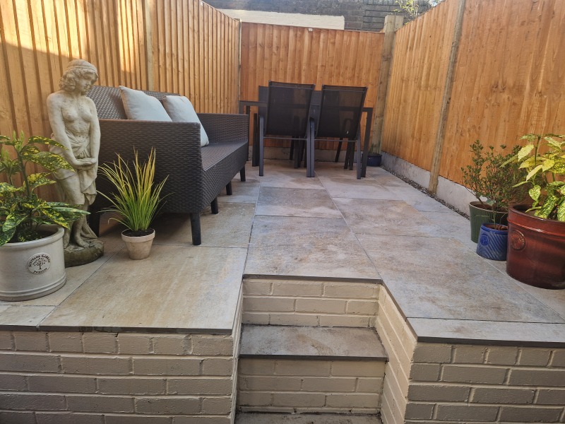 Anyone got a light-coloured porcelain tile patio?