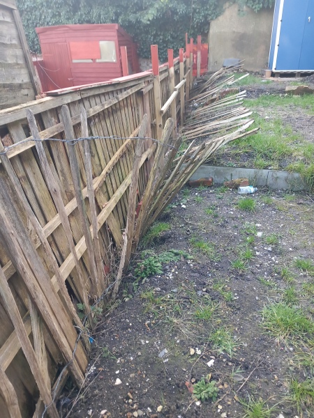 Garden retaining walls & fencing boundary issue
