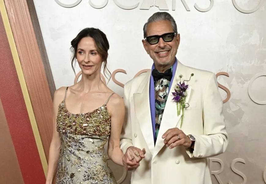 Roll up, Ladies and Gentlecreatures, the Bluestocking has been redecorated