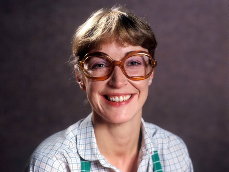 Why are people wearing those ridiculous Cliff Richard glasses?