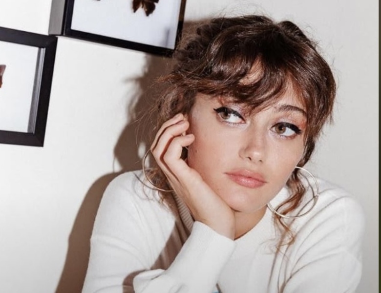 Can anyone recommend a similar lipstick shade to this pic