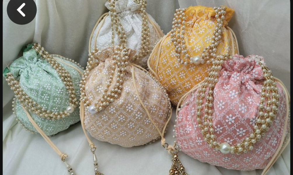 What could I put in these gift bags at my wedding? (Just like the colour)