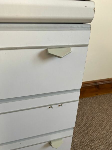 Missing 1 drawer handles - grateful for any help