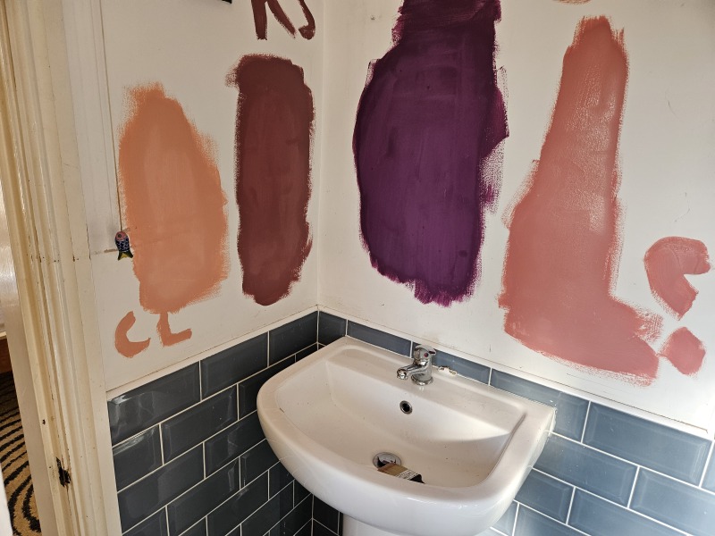 Paint colour to go with these en suite tiles?