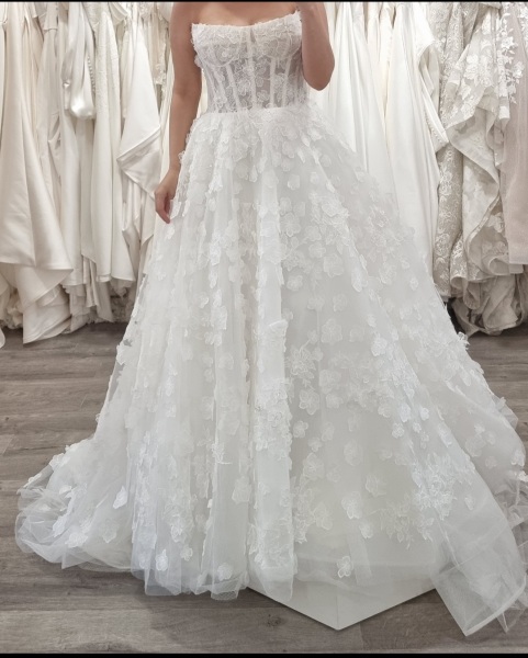 Does this wedding dress suit me?