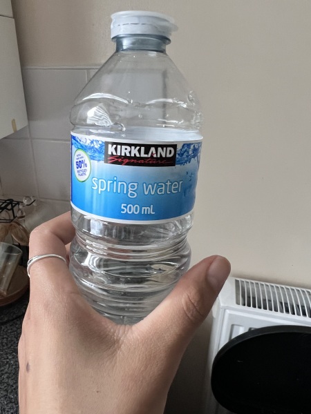 Can drinking bottle water in an empty stomach everyday lead to reflux ?