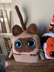 I don’t know which cat to gift my friend!