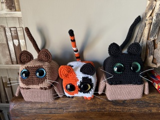 I don’t know which cat to gift my friend!
