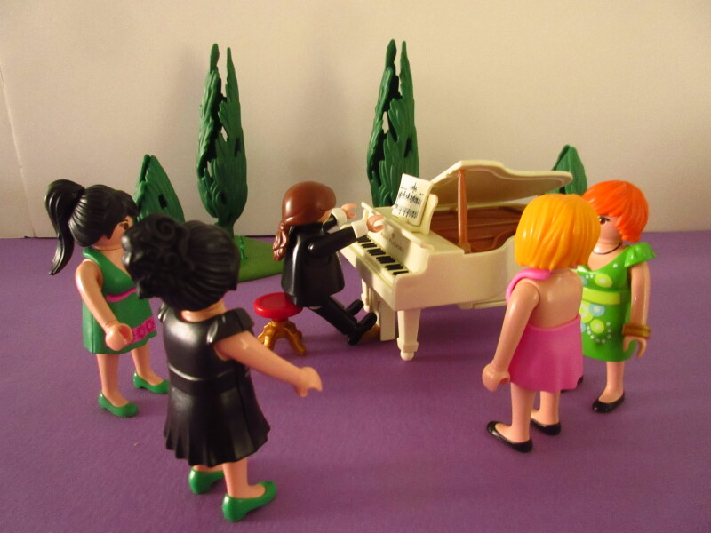 It's spring time for the Playmobil people in our house...