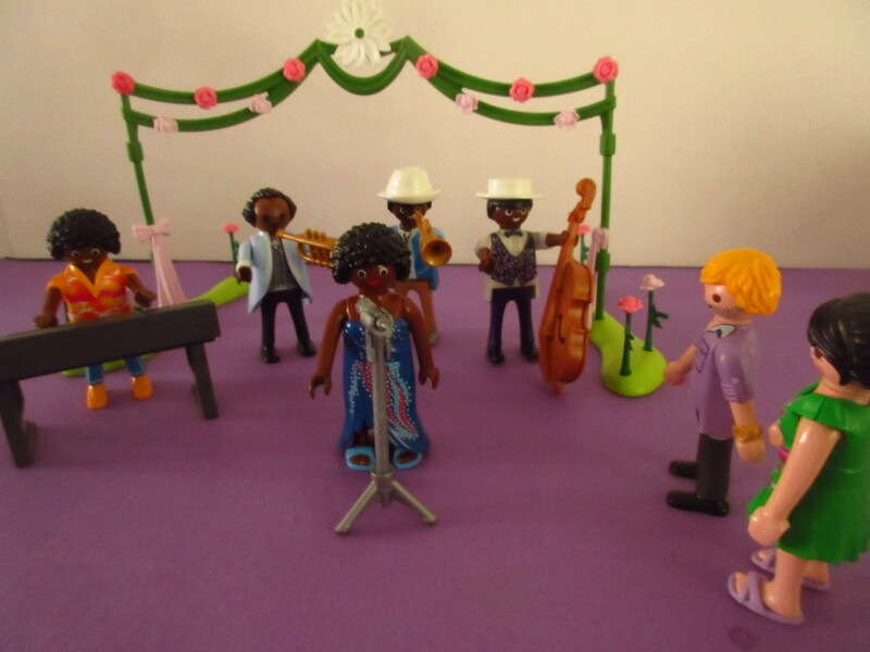 It's spring time for the Playmobil people in our house...